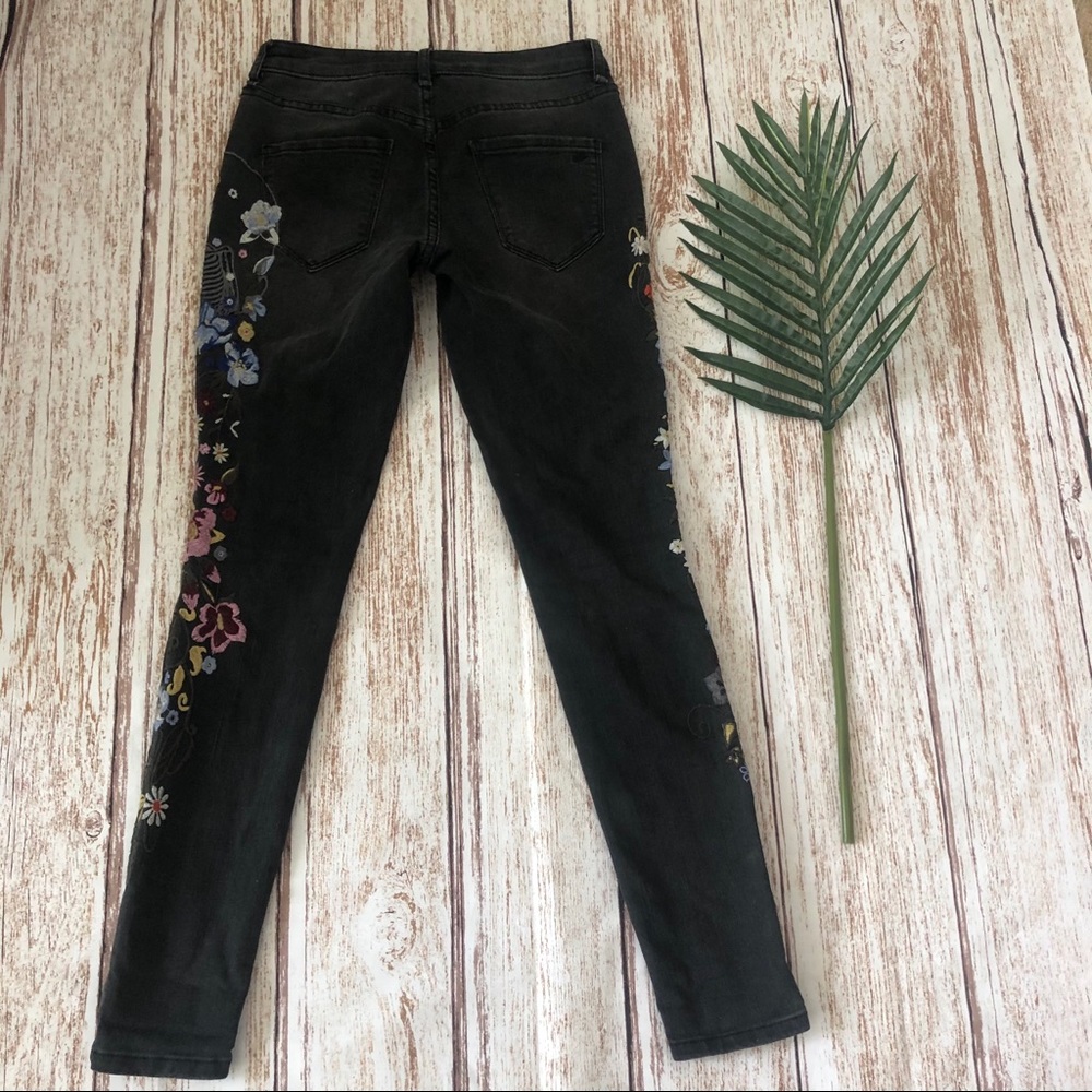 William Rast Washed Black Embroidered Jeans 26 - Picture 6 of 7